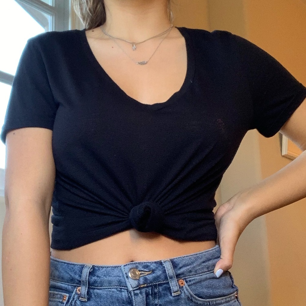 SOFT BLACK V NECK